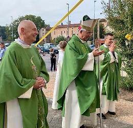 Il paese accoglie i nuovi sacerdoti col vescovo
