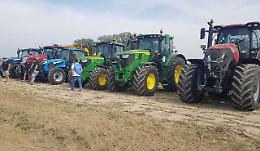 Carosello di Trattori in aratura, edizione da record
