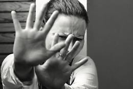 Maltrattamenti. «Geloso: liti continue, insulti e spinte»
