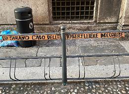 Biblioteca, il caso rastrelliere tiene banco