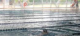 Piscina comunale, la ‘rivolta’ delle canottieri: «Acqua fredda e corsie care»
