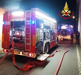 Garage a fuoco, nessun ferito ma ingenti danni strutturali. Fiamme domate dai pompieri di Piadena