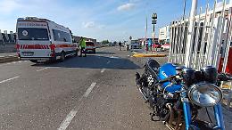 Incidente tra due moto davanti al McDonald's, due 24enni feriti