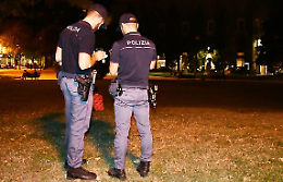 Coppia aggredita in Galleria XXV Aprile, indagini serrate per individuare il violento