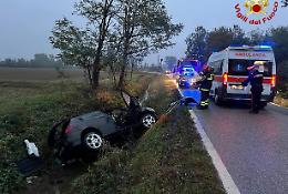 Auto finisce fuori strada, feriti un 58enne e il passeggero 16enne