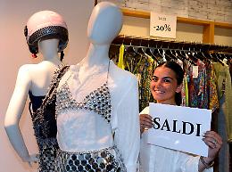 Con il caldo record le vendite a picco: «Saldi da febbraio»