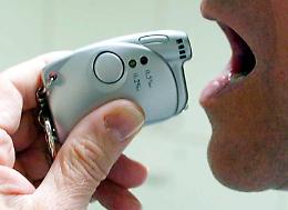 Perde il controllo del motorino e cade: positivo all'alcoltest