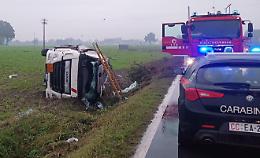 Perde il controllo della cisterna e si ribalta in un campo, ferito camionista