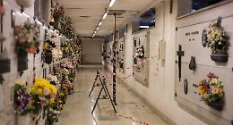 Al cimitero fiori e ricordo dei defunti fra impalcature e cantieri