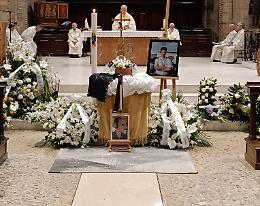 Ventidue palloncini bianchi per l'ultimo saluto a Michele
