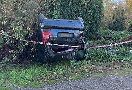 Finisce fuori strada con l'auto, paura per una 42enne