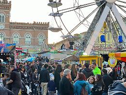 La Fiera di San Carlo tra luna park, bancarelle e concerto