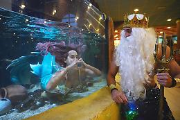 Un tritone e una sirena, due creature mitologiche al Gardaland SEA LIFE Aquarium