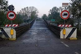 Un altro camion incastrato sul ponte di barche di Torre d'Oglio