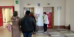 Ospedale: c'è solo un ascensore, l'altro? «Guasto da un mese»