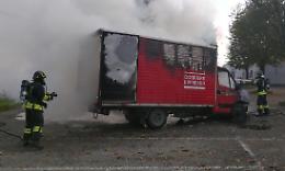  Furgone di Bartolini prende fuoco all’improvviso, paura e gravi danni