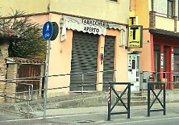 Truffa il tabaccaio, lo investe con l’auto e fugge