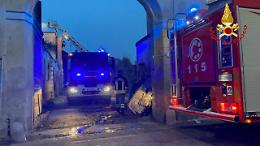 Intrusi in una cascina, rogo dal camino: è giallo