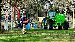 Vandalismi al parco Cefalonia: vetro di un escavatore sfondato da un sasso