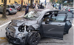 Fiat 500 impazzita finisce contro tre auto parcheggiate: gravi danni alle vetture