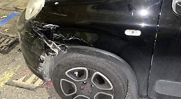 Danneggia un'auto, poi fugge e perde il cric