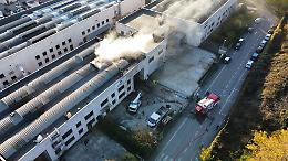 Grosso incendio sul tetto della ditta Nordisol