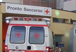 Cade una finestra, la maestra fa scudo col proprio corpo alla bimba della materna