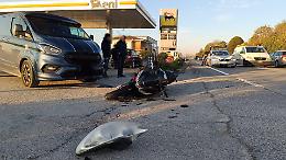 Forte impatto tra una Opel Corsa e un'Aprilia 650, ferita motociclista 55enne