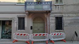 Tir invade un marciapiede e abbatte un pezzo di balcone 