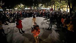 Un minuto di rumore per ricordare Giulia e per dire «basta»