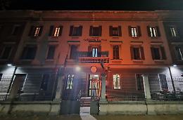 La caserma dei carabinieri si illumina di arancione contro la violenza