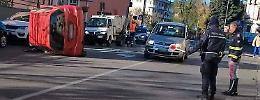 Incidente in via IV Novembre: auto si ribalta