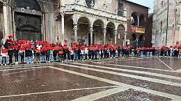 A scuola flash-mob e panchine rosse per insegnare il rispetto