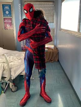 Spiderman in Pediatria, stupore e abbracci per i bambini ricoverati