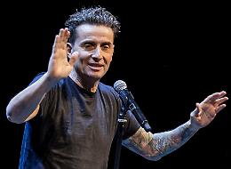 Pintus al Ponchielli: «Sono simpatico. Bello proprio no» 