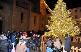 E' subito Natale:  luminarie accese a tempo di musica 