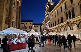 Il Natale risplende in centro con gli Artisti di strada 