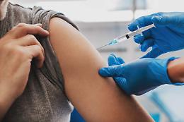 In vista delle feste i contagi spingono la corsa ai vaccini 