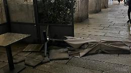 Giovane ubriaco danneggia un ombrellone del Caffè del Teatro Ponchielli