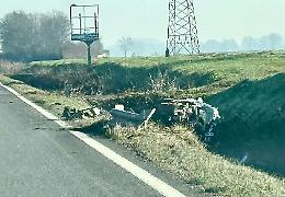 Perde il controllo dell'auto e finisce nel fosso