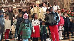 Mons. Napolioni e i bambini a una voce: «Vogliamo la pace»