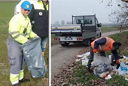 Scarica un quintale di rifiuti, ma il sindaco Papa li rimuove