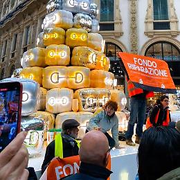 'Ultima generazione' imbratta l'albero di Gucci in Galleria