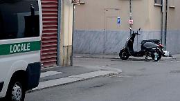 Scontro tra un'auto e uno scooter, ferita una 40enne