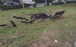 Tracce di un falò nei giardinetti di Santa Maria