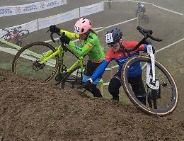 Gli eroi delle bici tra fango, gelo e fatica (le foto)