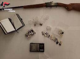 Trovato con droga pronta per lo spaccio e una carabina: arrestato 38enne