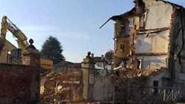 Abbattuto il rudere di via Garibaldi, ma recuperati i mattoni