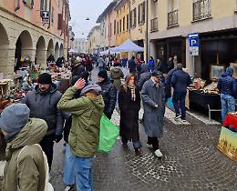 L’Antiquaria meglio del  gelo: migliaia di turisti al mercato del collezionismo