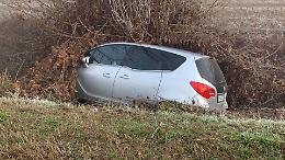 Finiscono con l'auto nel fosso, coinvolte due persone